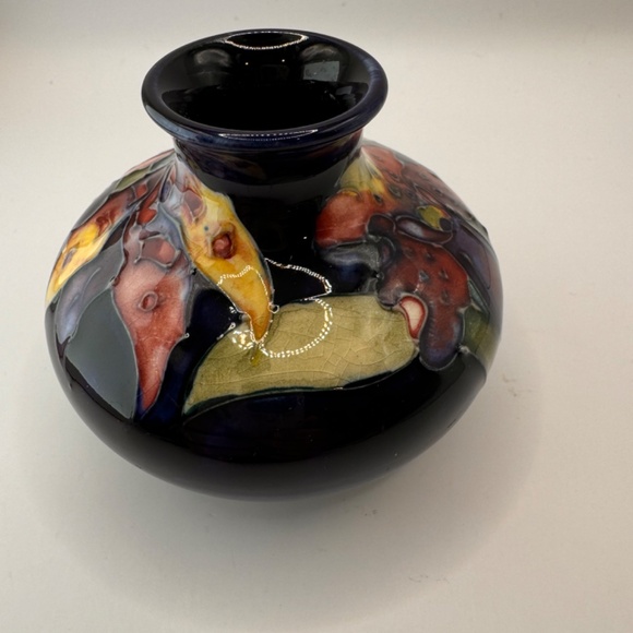 William Moorcroft Spotted Ruffled Orchid or Ruffled Lady Slipper petite vase - Picture 3 of 11